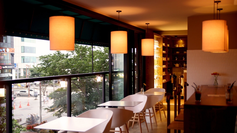 Imagen del bar/restaurante del Hotel Sunset Business. Foto 5