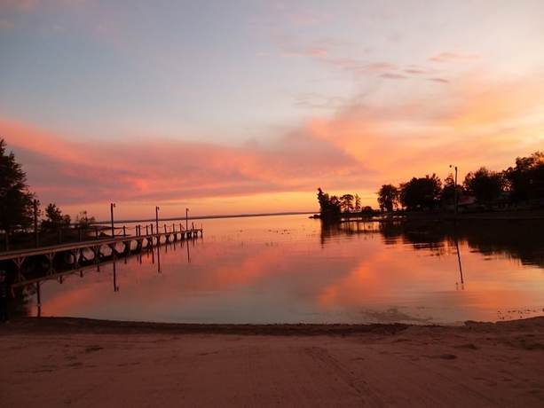 Imagen de los exteriores del Hotel Sunset Inn, North Bay. Foto 19