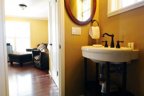 Imagen de la habitación del Hotel Sunset Inn Pacific Grove. Foto 6