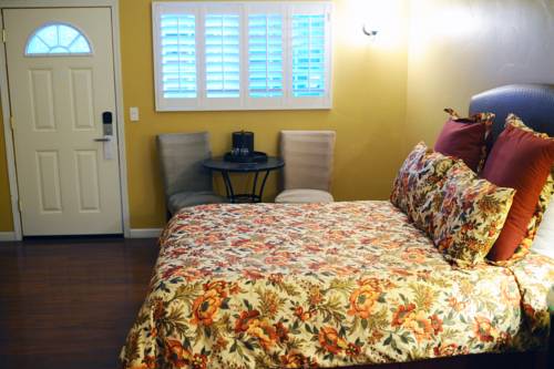 Imagen de la habitación del Hotel Sunset Inn Pacific Grove. Foto 10