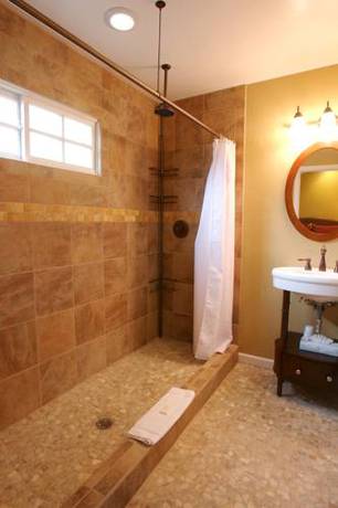 Imagen de la habitación del Hotel Sunset Inn Pacific Grove. Foto 13