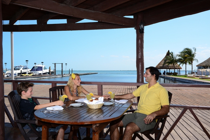 Imagen del bar/restaurante del Hotel Sunset Marina Resort and Yacht Club. Foto 8