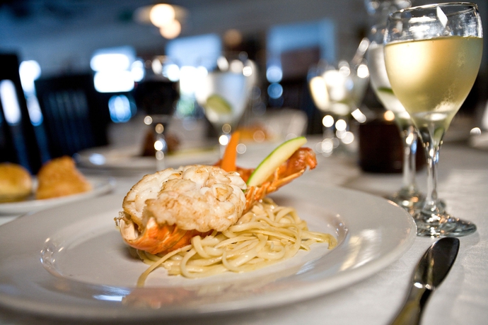 Imagen del bar/restaurante del Hotel Sunset Marina Resort and Yacht Club. Foto 11