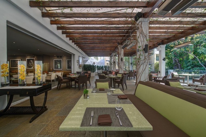 Imagen del bar/restaurante del Hotel Sunset Marquis. Foto 3