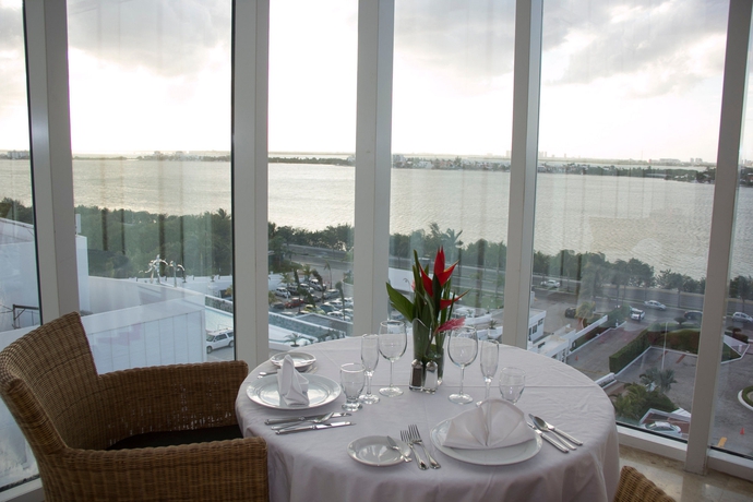 Imagen del bar/restaurante del Hotel Sunset Royal Beach Resort - All Inclusive. Foto 5