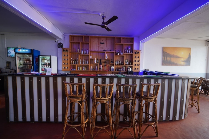 Imagen del bar/restaurante del Hotel Sunset and Waves Resort. Foto 7
