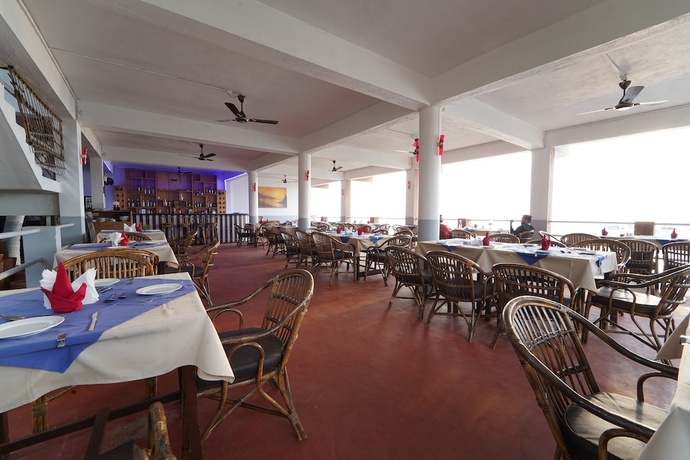 Imagen del bar/restaurante del Hotel Sunset and Waves Resort. Foto 8