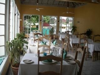 Imagen del bar/restaurante del Hotel Sunset on the Beach. Foto 2