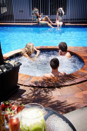Imagen de los exteriores del Hotel Sunshine Beach Resort, Miami. Foto 4