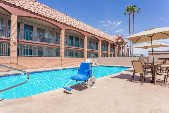 Imagen de la piscina del Hotel Sunshine Inn, Mesa. Foto 14