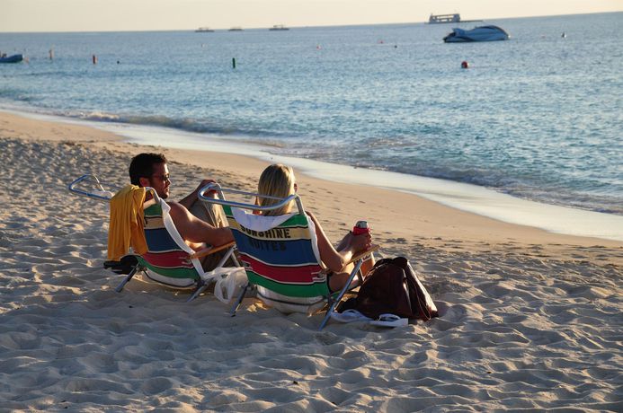 Imagen de los exteriores del Hotel Sunshine Suites Resort. Foto 9