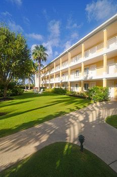 Imagen de la piscina del Hotel Sunshine Suites Resort. Foto 16