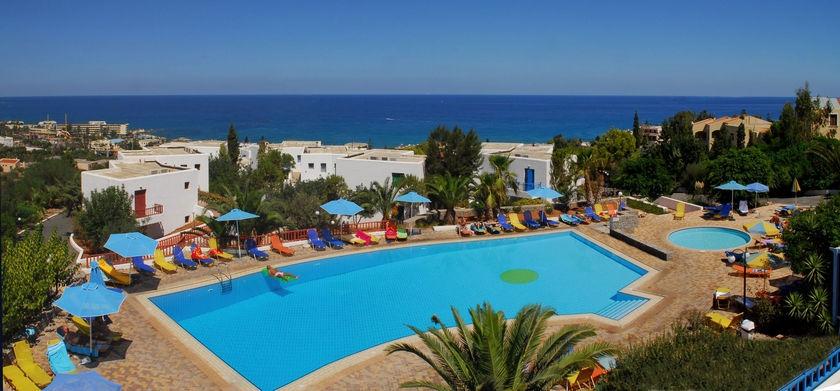 Imagen de la piscina del Hotel Sunshine Village. Foto 15