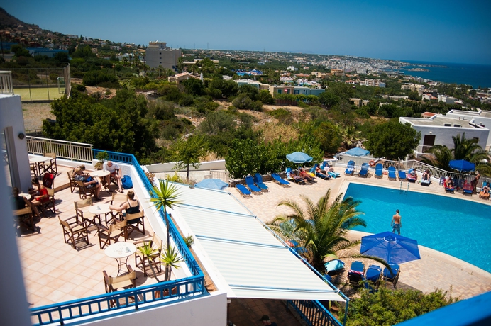 Imagen de la piscina del Hotel Sunshine Village. Foto 16