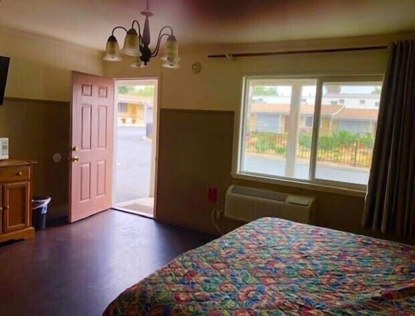 Imagen de la habitación del Hotel Sunshine Village Motel. Foto 12