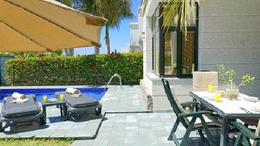 Imagen de la piscina del Hotel Sunshine Villas. Foto 15