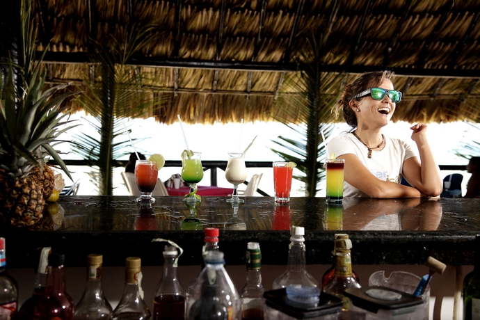 Imagen del bar/restaurante del Hotel Sunsol Isla Caribe. Foto 7