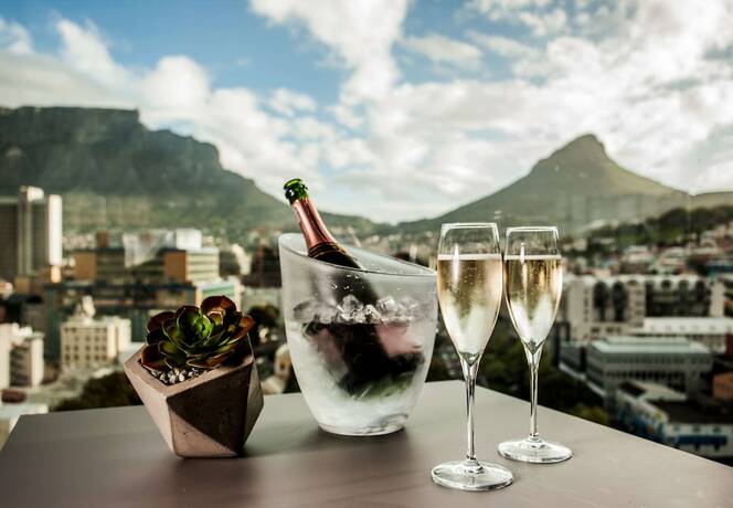 Imagen del bar/restaurante del Hotel Sunsquare Cape Town City Bowl. Foto 18