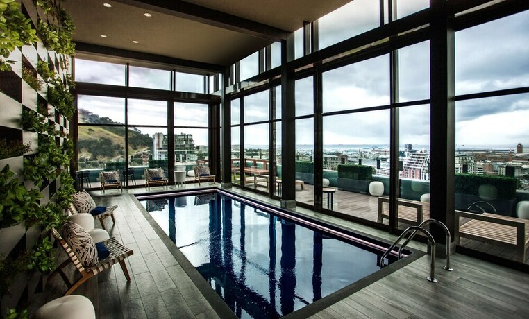 Imagen de la piscina del Hotel Sunsquare Cape Town City Bowl. Foto 27