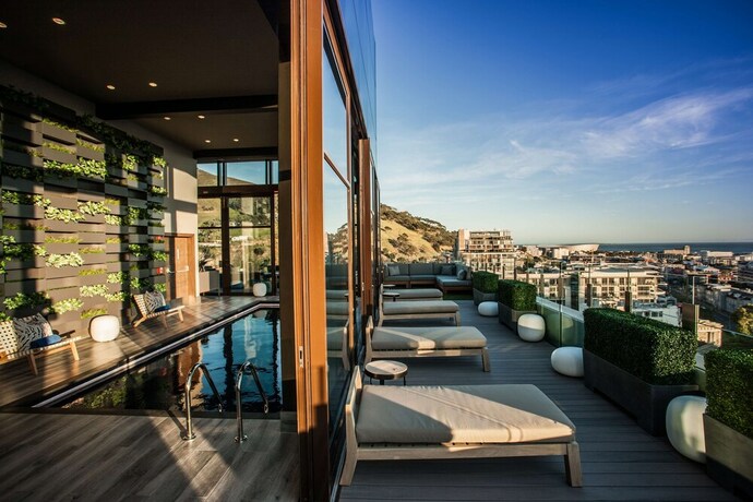 Imagen de la piscina del Hotel Sunsquare Cape Town City Bowl. Foto 28