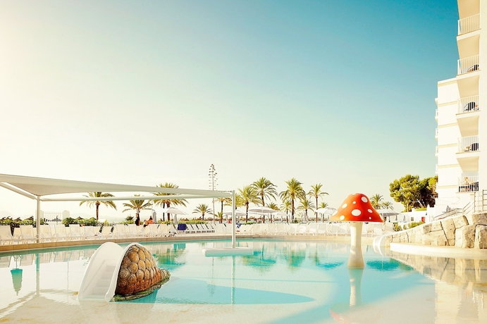 Imagen de la piscina del Hotel Sunwing Alcudia Beach. Foto 17