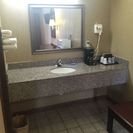 Imagen de la habitación del Hotel Super 6 Inn. Foto 2