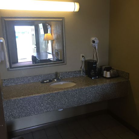 Imagen de la habitación del Hotel Super 6 Inn. Foto 4