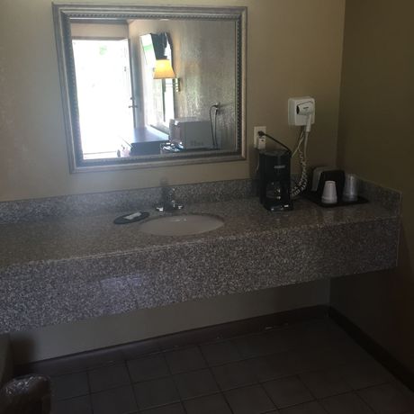 Imagen de la habitación del Hotel Super 6 Inn. Foto 5