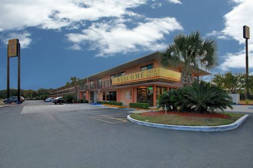 Imagen general del Hotel Super 6 Inn & Suites Pensacola. Foto 1