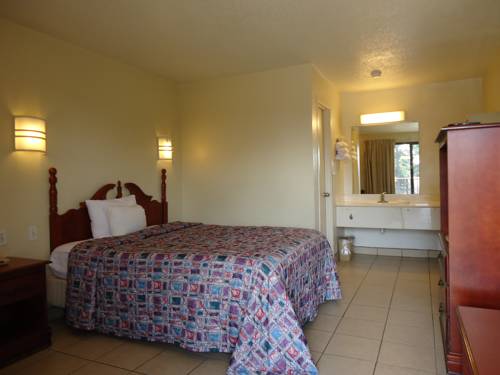 Imagen de la habitación del Hotel Super 6 Inn & Suites Pensacola. Foto 5