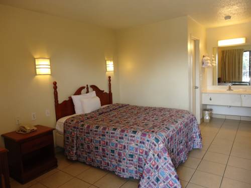 Imagen de la habitación del Hotel Super 6 Inn & Suites Pensacola. Foto 6