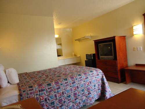 Imagen de la habitación del Hotel Super 6 Inn & Suites Pensacola. Foto 7