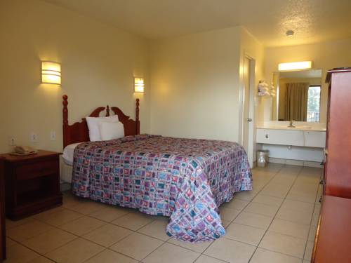 Imagen de la habitación del Hotel Super 6 Inn & Suites Pensacola. Foto 10