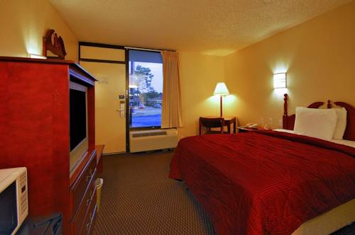 Imagen de la habitación del Hotel Super 6 Inn & Suites Pensacola. Foto 13