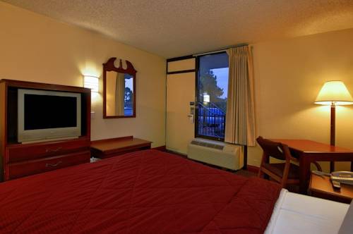 Imagen de la habitación del Hotel Super 6 Inn & Suites Pensacola. Foto 16