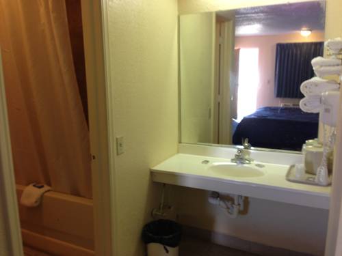 Imagen de la habitación del Hotel Super 7 Inn Siloam Springs. Foto 9