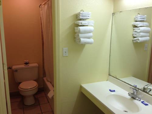 Imagen de la habitación del Hotel Super 7 Inn Siloam Springs. Foto 10