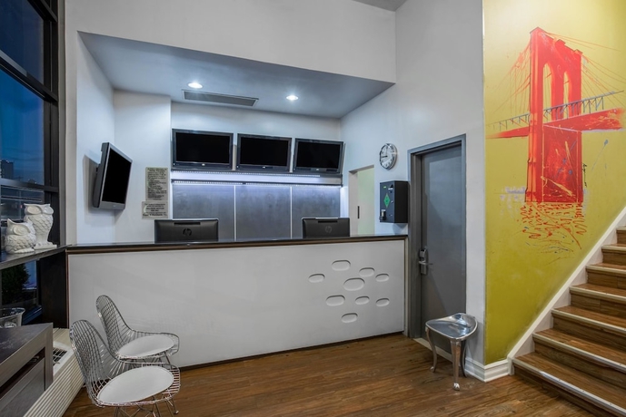 Imagen de los interiores del Hotel Super 8 Brooklyn Hotel. Foto 14