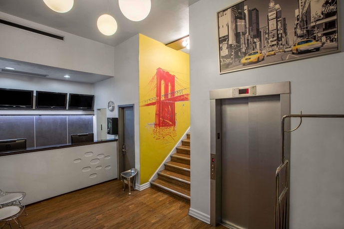 Imagen de los interiores del Hotel Super 8 Brooklyn Hotel. Foto 15