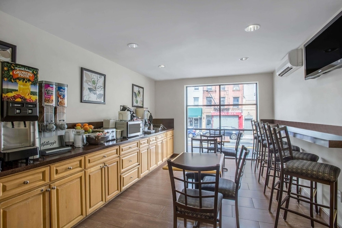 Imagen de los interiores del Hotel Super 8 Brooklyn Hotel. Foto 16