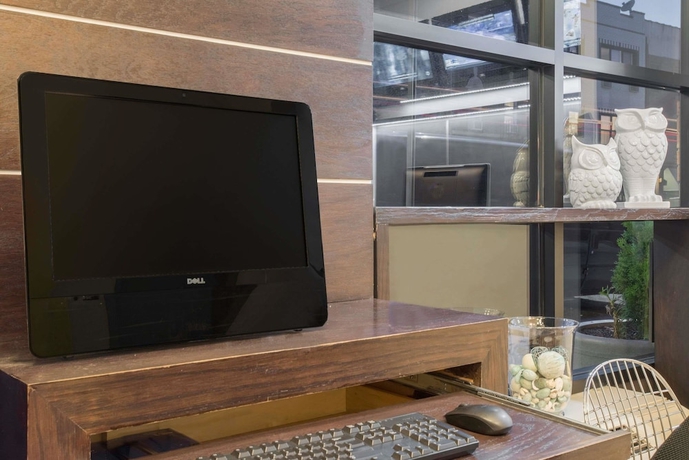 Imagen de los interiores del Hotel Super 8 Brooklyn Hotel. Foto 17