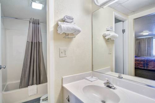 Imagen de la habitación del Hotel Super 8 By Wyndham Aberdeen Southern Pines. Foto 5