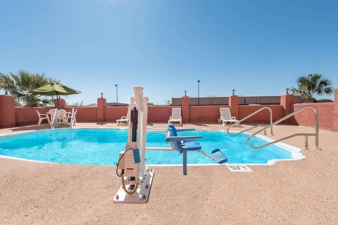 Imagen de la piscina del Hotel Super 8 By Wyndham Abilene South. Foto 14