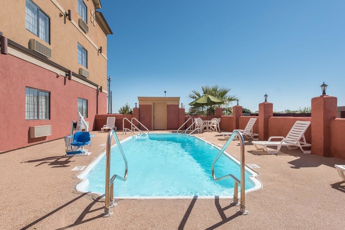 Imagen de la piscina del Hotel Super 8 By Wyndham Abilene South. Foto 15