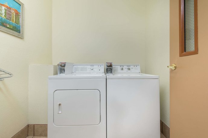 Imagen de los interiores del Hotel Super 8 By Wyndham Abilene South. Foto 12