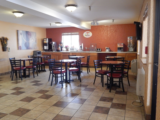 Imagen del bar/restaurante del Hotel Super 8 By Wyndham Albuquerque West/coors Blvd. Foto 3