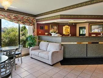 Imagen de los interiores del Hotel Super 8 By Wyndham Ambassador Bridge Windsor On. Foto 7