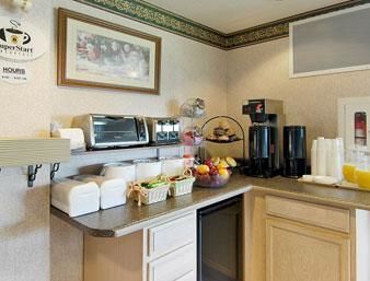 Imagen del bar/restaurante del Hotel Super 8 By Wyndham Ambassador Bridge Windsor On. Foto 3