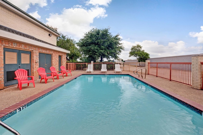 Imagen de la piscina del Hotel Super 8 By Wyndham Arlington Near Atandt Stadium. Foto 16