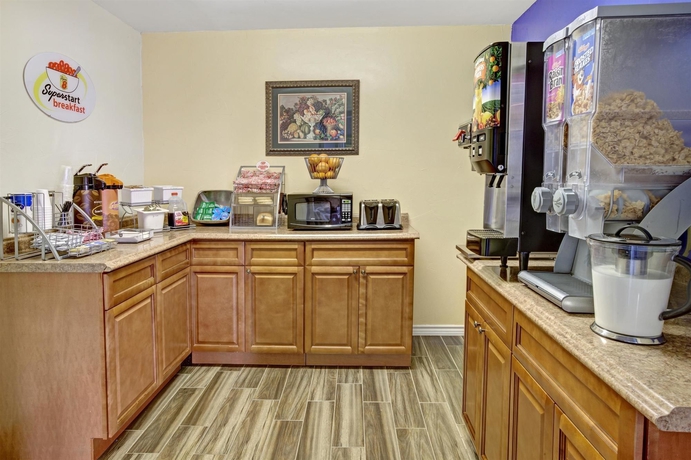 Imagen del bar/restaurante del Hotel Super 8 By Wyndham Arlington Near Atandt Stadium. Foto 3